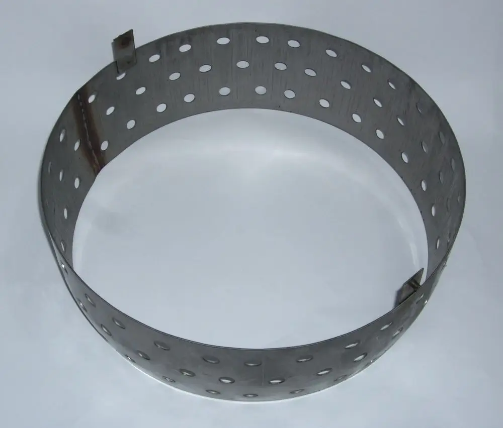 Metallring mit zahlreichen Löchern, eventuell für eine Brennkammer, hergestellt von Daikin. Der Ring zeigt eine einfache, runde Form und ist offenbar für Heizgeräte gedacht.